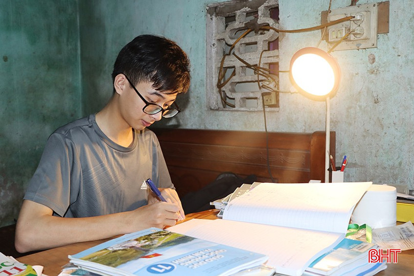 Góc học tập của Sang được đặt ngay đầu chiếc giường ngủ. 2881.jpg