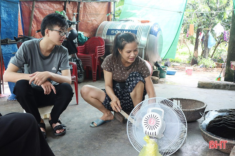 Sang thường phụ giúp mẹ quạt bánh, đi giao bánh cho khách hàng. 2856.jpg