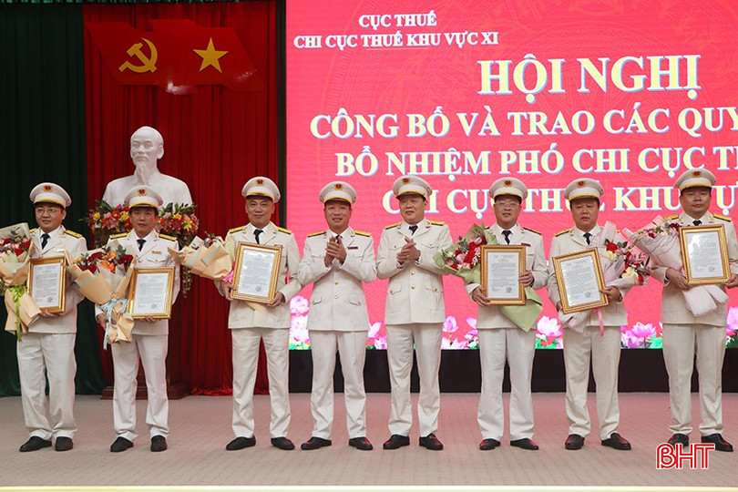 Lãnh đạo Chi cục Thuế khu vực XI trao các quyết định bổ nhiệm 6 Phó Chi cục trưởng. bqbht_br_1458.jpg