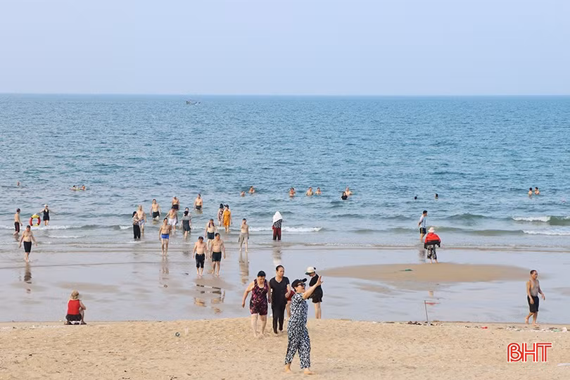 Du khách tắm biển Thiên Cầm đầu mùa du lịch 2025.