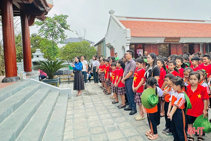 Học sinh tham quan Nhà tưởng niệm Anh hùng liệt sỹ Phan Đình Giót tại xã Cẩm Quan. bqbht_br_5.jpg