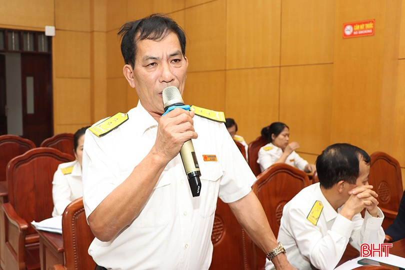 Cán bộ Chi cục Thuế khu vực TP Hà Tĩnh - Cẩm Xuyên Nguyễn Huy Chinh: Đề xuất cục tăng cường hỗ trợ máy móc, trang thiết bị để phục vụ công tác thu thuế hộ kinh doanh. bqbht_br_5553.jpg