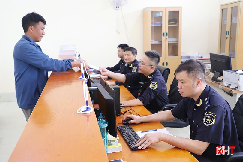 Cán bộ Hải quan cửa khẩu cảng Vũng Áng hỗ trợ doanh nghiệp mở tờ khai thông quan. bqbht_br_1.jpg