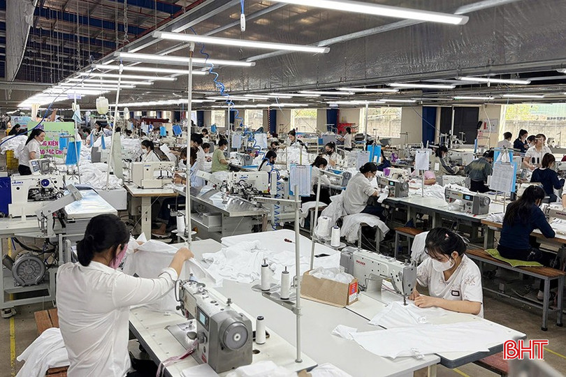 Hoạt động sản xuất tại Xí nghiệp May 10 Hà Tĩnh. bqbht_br_1.jpg