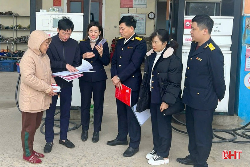Cán bộ thuế tuyên truyền cửa hàng xăng dầu Long Đức ở xã Cẩm Duệ (Cẩm Xuyên) triển khai kết nối tự động xuất hóa đơn xăng dầu. bqbht_br_0.jpg