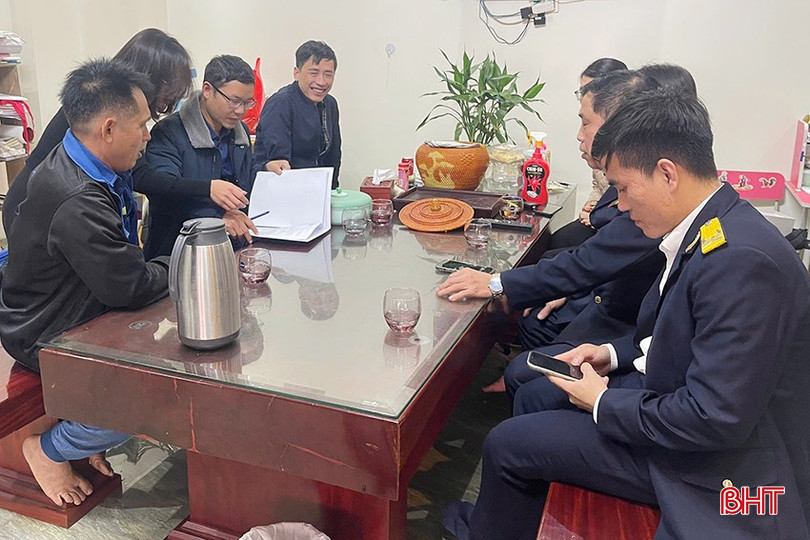 Ngành thuế Hà Tĩnh đến tận cửa hàng kinh doanh xăng dầu để tuyên truyền triển khai kết nối tự động xuất hóa đơn xăng dầu. bqbht_br_6.jpg