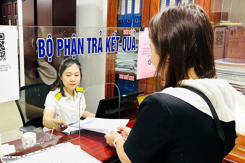 Cán bộ Cục Thuế tỉnh Hà Tĩnh hỗ trợ doanh nghiệp xác định danh mục hàng hóa được giảm thuế GTGT. 0919.jpg