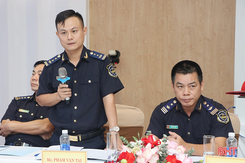 Chi cục trưởng Chi cục Hải quan Cửa khẩu quốc tế Cầu Treo Phạm Văn Tài: Hai bên cần tăng cường giải pháp tháo gỡ khó khăn cho doanh nghiệp 2 tỉnh để đẩy mạnh hoạt động xuất nhập khẩu. 4809-2948-1120.jpg