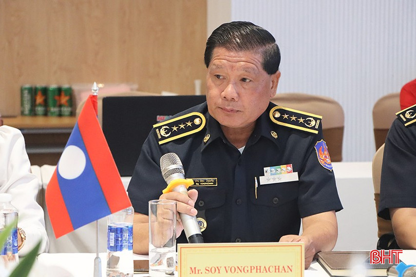 Cục trưởng Cục Hải quan tỉnh Bolikhămxay (Lào) Soy Vongphachan: Hai bên cần tăng cường phối hợp đấu tranh, ngăn chặn gian lận thương mại qua biên giới, nhất là đấu tranh với "hàng cấm" có nguồn gốc từ thiên nhiên như gỗ, động vật hoang dã... 4805-2572-7377.jpg