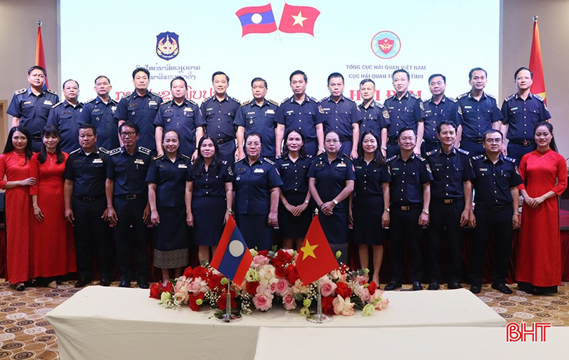 Đại biểu hai bên chụp ảnh lưu niệm. 4878-7193-156.jpg