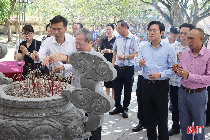 Đại biểu dâng hương bày tỏ lòng thành kính, biết ơn sâu sắc công lao cố Tổng Bí thư Hà Huy Tập. 3.jpg