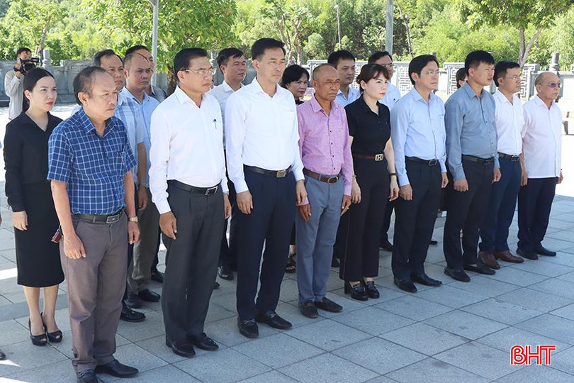Đại biểu dâng hương, dâng hoa trước phần mộ cố Tổng Bí thư Hà Huy Tập. 9431.jpg