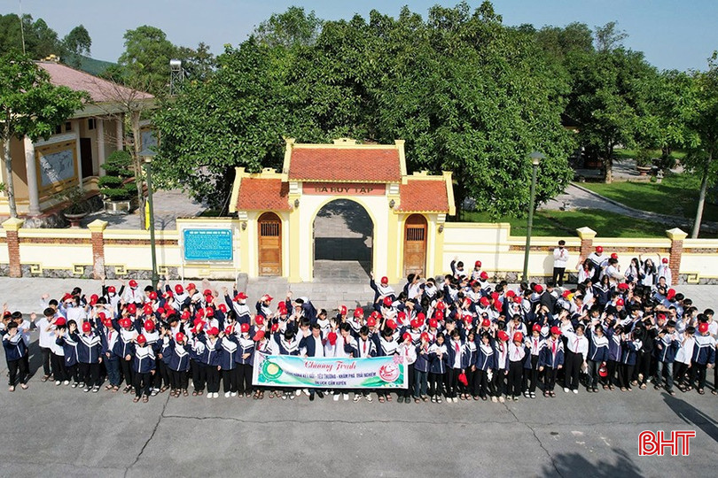 Điểm dừng chân trong tour du lịch trải nghiệm vườn đào là Khu di tích cố Tổng Bí thư Hà Huy Tập. bqbht_br_2.jpg