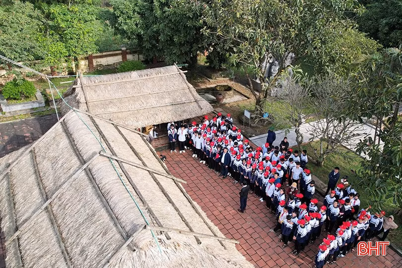 Học sinh tìm hiểu về ngôi nhà tranh - nơi Tổng Bí thư Hà Huy Tập cất tiếng khóc chào đời.