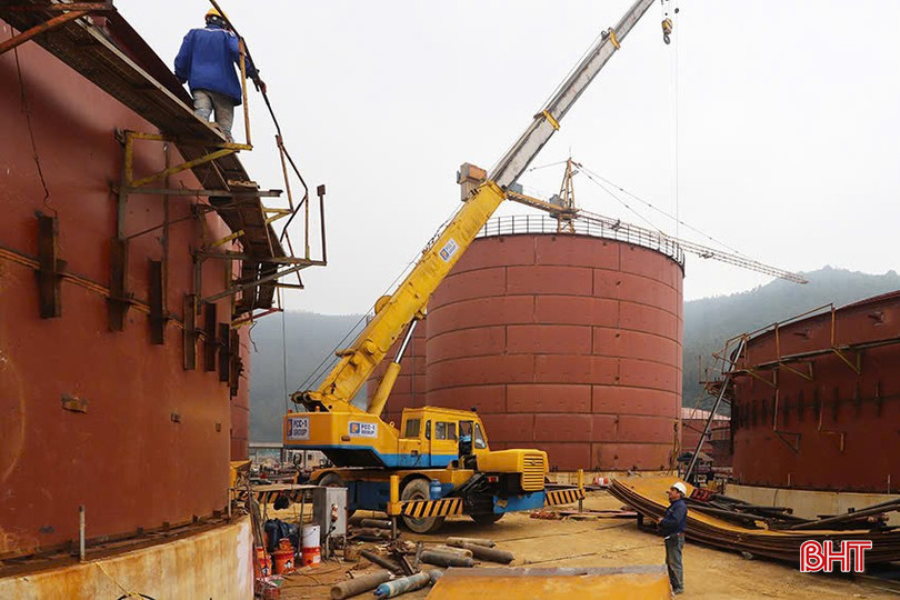 Máy móc nhộn nhịp thi công tổng kho xăng dầu của Công ty TNHH Xăng dầu Giang Nam. bqbht_br_z6289161885806-75fe6def58e72948c373452ecbf87ede.jpg