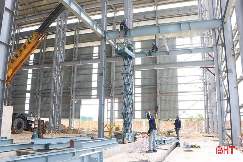 Công trường thi công, lắp đặt nhà xưởng dự án sản xuất tinh luyện Ferro Chromnium Cacbon thấp. bqbht_br_3.jpg