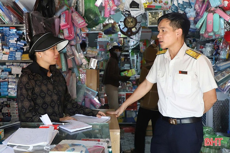 Chị Nguyễn Thị Hương Thảo - Giám đốc Công ty TNHH Thương mại dịch vụ tổng hợp Ngọc Thảo được cán bộ thuế hướng dẫn, hỗ trợ kê khai thuế. bqbht_br_4.jpg