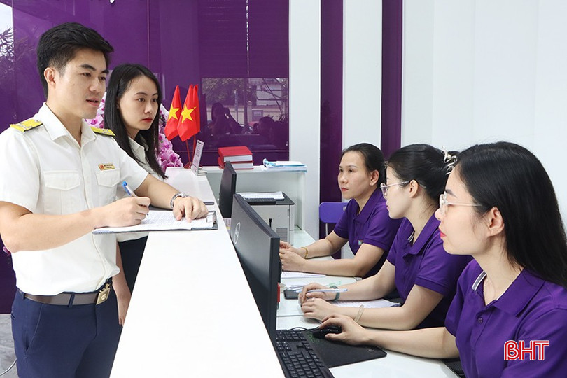 Cán bộ thuế hỗ trợ nhân viên Công ty TNHH Mai Hùng Group các thủ tục kê khai thuế doanh nghiệp. Cán bộ thuế hỗ trợ nhân viên Công ty TNHH Mai Hùng Group các thủ tục kê khai thuế doanh nghiệp.