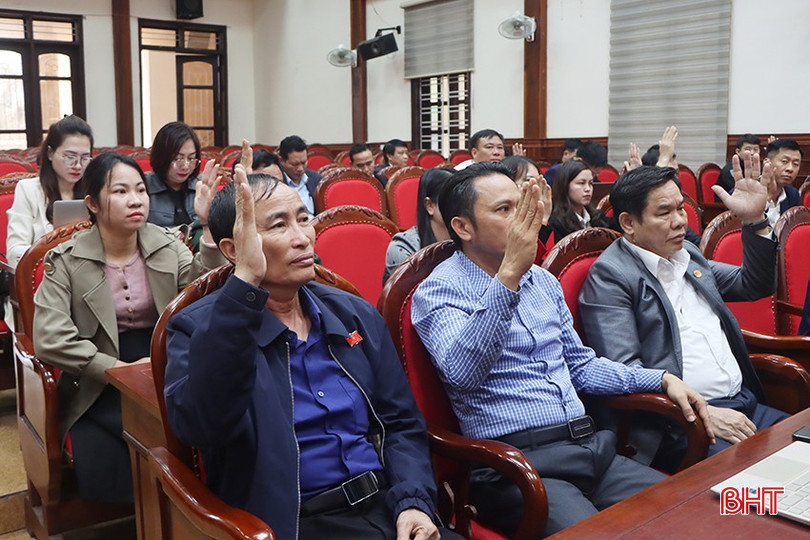 Đại biểu tiến hành biểu quyết thông qua các nghị quyết. bqbht_br_0512.jpg