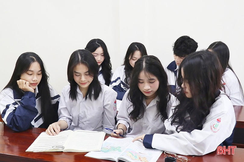 Thu Hiền cùng các bạn ôn tập kiến thức môn Địa lý. bqbht_br_2-4230.jpg