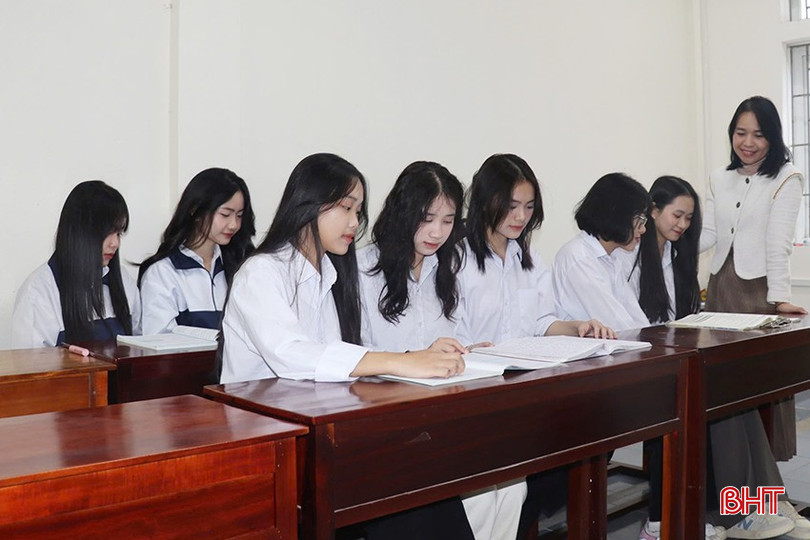 Đội tuyển thi học sinh giỏi Quốc gia môn Địa lý ôn tập cùng cô giáo chủ nhiệm đội tuyển. bqbht_br_3.jpg
