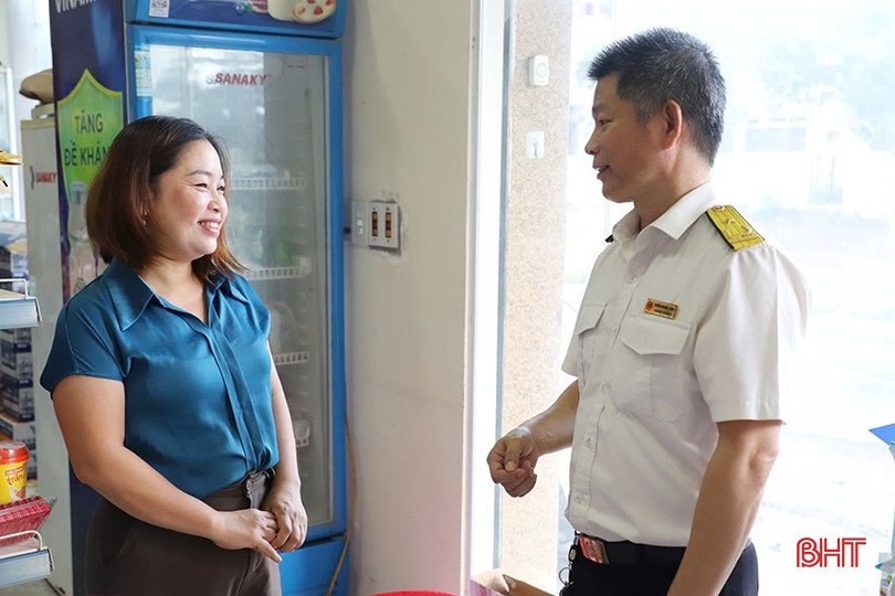Anh Trần Quốc Túy - cán bộ Chi cục Thuế khu vực Hương Khê – Vũ Quang vận động hộ kinh doanh trên địa bàn triển khai các ứng dụng thuế điện tử. 1-9634-1757.jpg