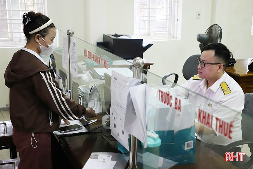 Vận động người dân triển khai nộp thuế điện tử tại Chi cục Thuế khu vực Hương Khê – Vũ Quang. 3-4738-1610.jpg