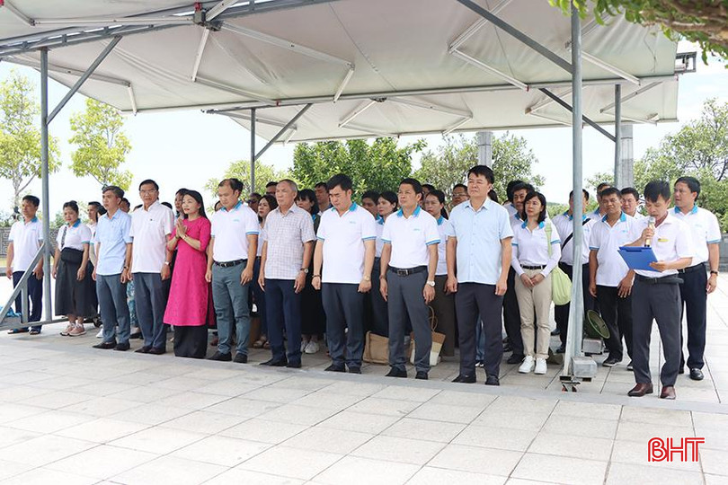 Đoàn dâng hương tại Khu mộ cố Tổng Bí thư Hà Huy Tập. 9586.jpg