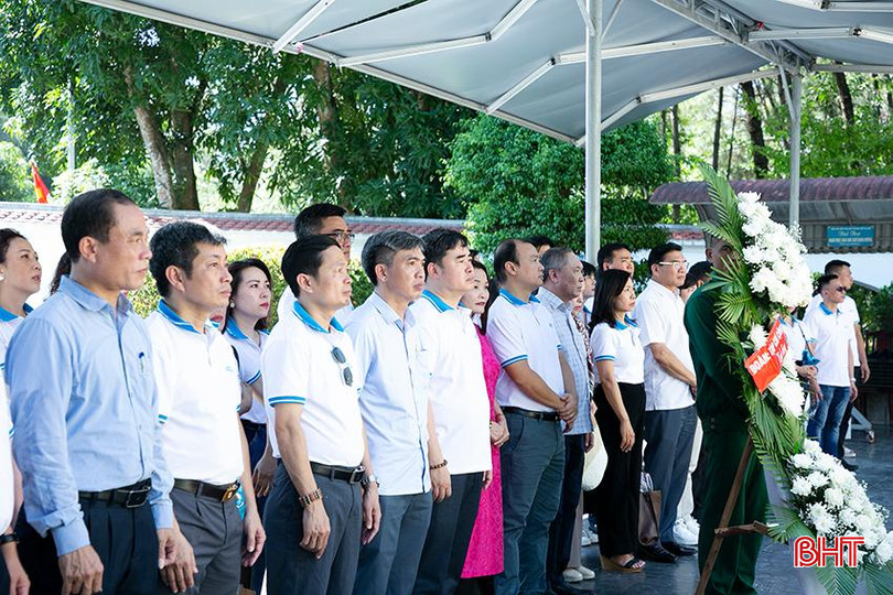 ...và dâng hoa, dâng hương lên phần mộ 10 nữ TNXP hi sinh ở Ngã ba Đồng Lộc. (Ảnh: Trung Nguyễn, Tạp chí Cộng sản) 1016.jpg