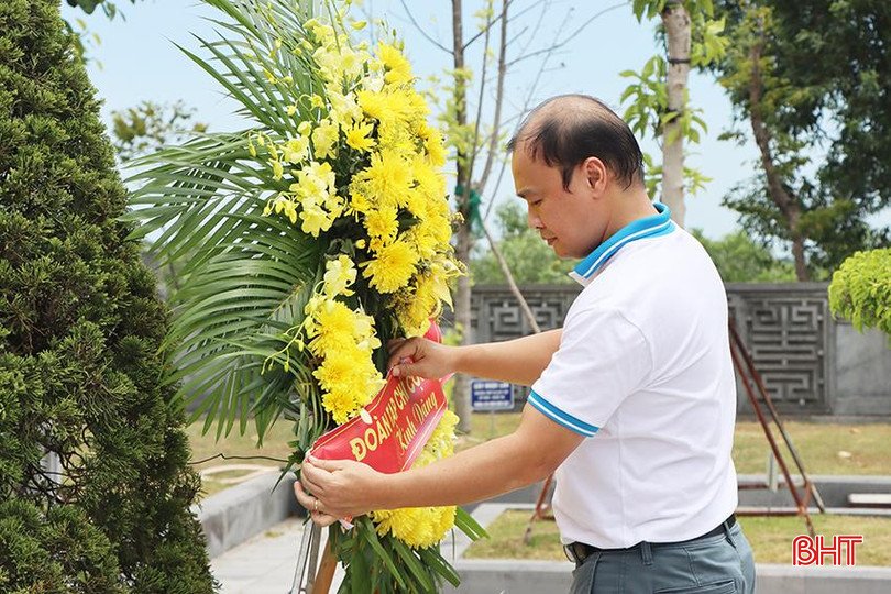 Tổng Biên tập Tạp chí Cộng sản Lê Hải Bình dâng hoa lên phần mộ cố Tổng Bí thư Hà Huy Tập. 9577.jpg