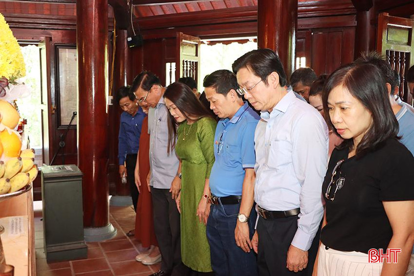 Các thành viên trong đoàn tưởng nhớ cố Tổng Bí thư Lê Duẩn. 9538.jpg