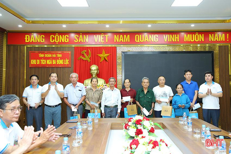 Dịp này, đoàn công tác Tạp chí Cộng sản đã tặng quà 15 gia đình chính sách và thân nhân 10 nữ liệt sĩ TNXP Ngã ba Đồng Lộc (Can Lộc)... 1121.jpg