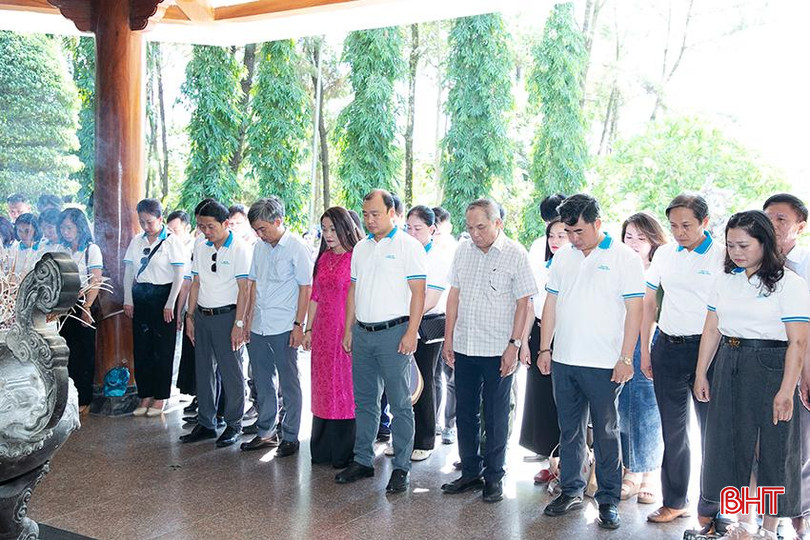 Đoàn dâng hương tại Nhà bia tưởng niệm liệt sĩ TNXP toàn quốc. (Ảnh: Trung Nguyễn, Tạp chí Cộng sản) 0936.jpg
