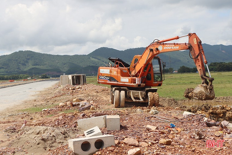 Công ty CP Tập đoàn Thành Huy tranh thủ thời tiết, đẩy nhanh tiến độ thi công đường Hàm Nghi kéo dài. 4317-1030.jpg