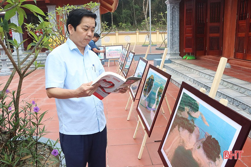 Đại biểu tìm hiểu lịch sử qua cuốn sách “Nén tâm nhang ở lòng hồ Kẻ Gỗ” do Tạp chí Đầu tư Tài chính – VietnamFinance biên soạn. bqbht_br_4855.jpg