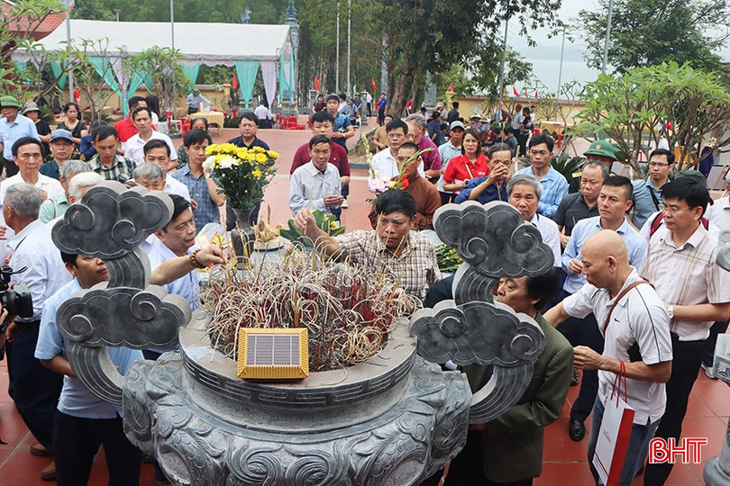 Dâng hương Đền thờ anh hùng liệt sĩ tại hồ Kẻ Gỗ. bqbht_br_4838.jpg