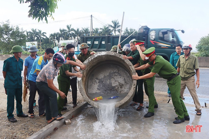 Hỗ trợ người dân xã Cẩm Vịnh di dời các vật dụng lấn chiếm hành lang ATGT. 4528-8053.jpg