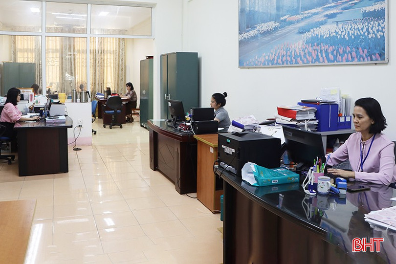 Phòng Kiểm soát chi, KBNN Hà Tĩnh gấp rút xử lý hồ sơ thanh toán qua hệ thống. bqbht_br_7060.jpg