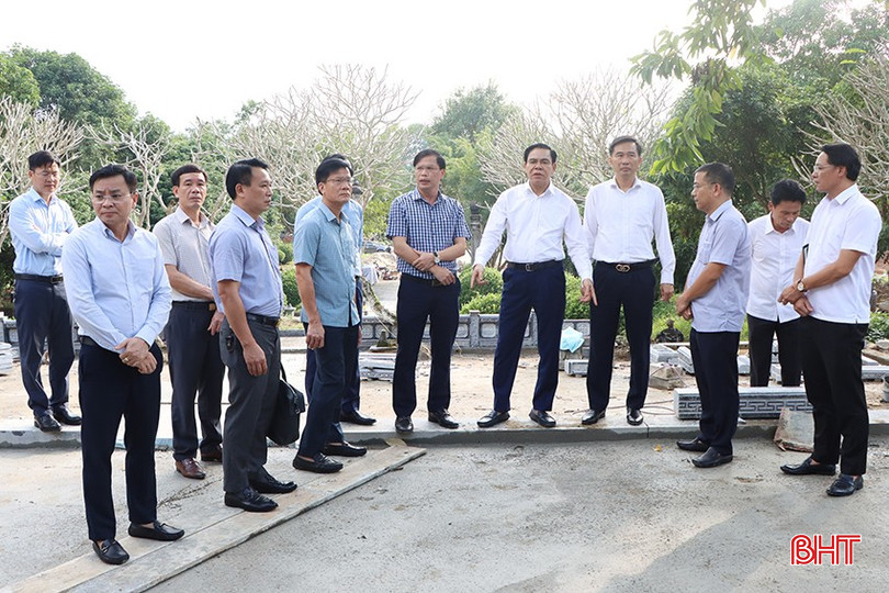 Hà Tĩnh thành lập 3 tổ công tác tháo gỡ khó khăn, đẩy mạnh giải ngân vốn đầu tư công. Trong ảnh: Chủ tịch UBND tỉnh Võ Trọng Hải kiểm tra tiến độ thi công dự án tu bổ, tôn tạo di tích khu mộ và tượng đài Hải Thượng Lãn Ông Lê Hữu Trác. bqbht_br_6125.jpg