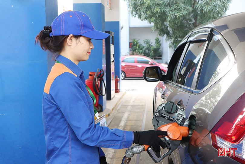Công ty Xăng dầu Hà Tĩnh điều tiết lao động về các cửa hàng bán lẻ để đảm bảo phục vụ thị trường tết. bqbht_br_8827.jpg