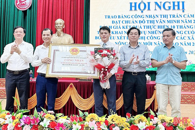 Trao bằng công nhận thị trấn Cẩm Xuyên đạt chuẩn đô thị văn minh năm 2024. bqbht_br_098765678.jpg
