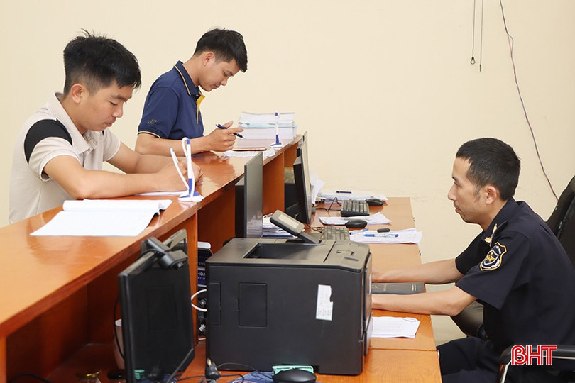 Chi cục Hải quan cửa khẩu cảng Vũng Áng hỗ trợ doanh nghiệp thực hiện thủ tục hải quan. 0.jpg
