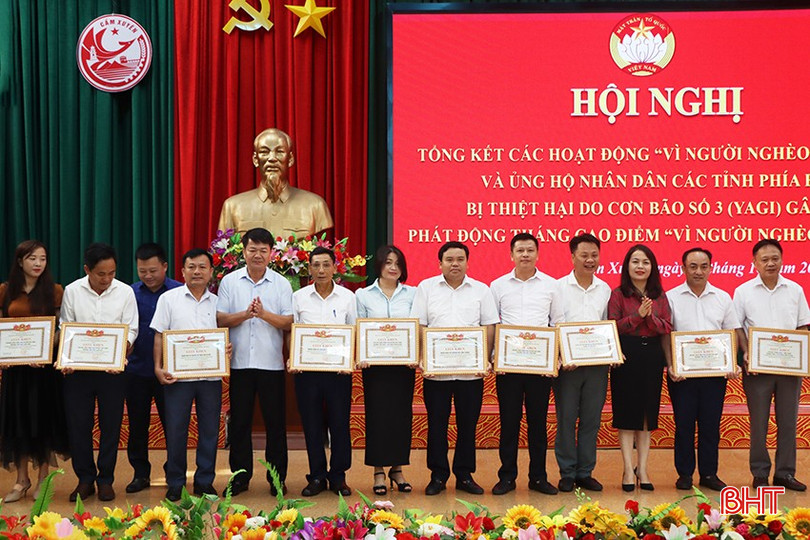 ... và 10 tập thể có thành tích xuất sắc trong quyên góp ủng hộ Nhân dân các tỉnh phía Bắc bị thiệt hại do bão số 3 gây ra. 4697-5212-2125.jpg