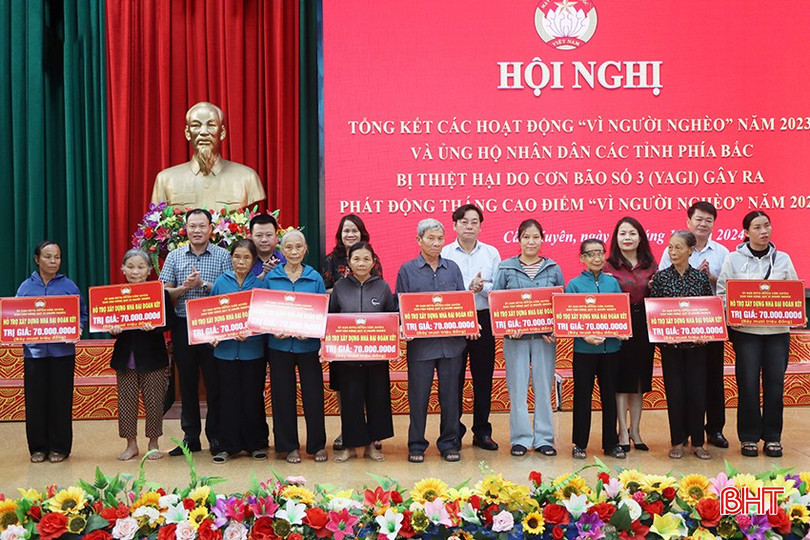 Ngay sau lễ phát động, Ủy ban MTTQ huyện Cẩm Xuyên đã trao biểu trưng hỗ trợ xây dựng 10 nhà đại đoàn kết cho hộ nghèo trên địa bàn toàn huyện. 4688-1753-1496.jpg