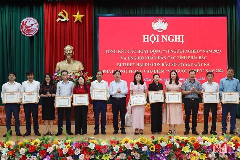 Dịp này, UBND huyện Cẩm Xuyên cũng tặng giấy khen cho 10 tập thể có thành tích xuất sắc trong triển khai các hoạt động “Vì người nghèo” năm 2023... 4694-3767-6766.jpg