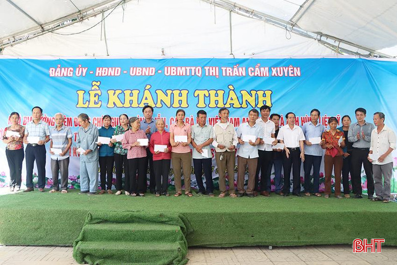 Lãnh đạo địa phương trao quà cho thân nhân các mẹ Việt Nam anh hùng của thị trấn Cẩm Xuyên. 8752.jpg