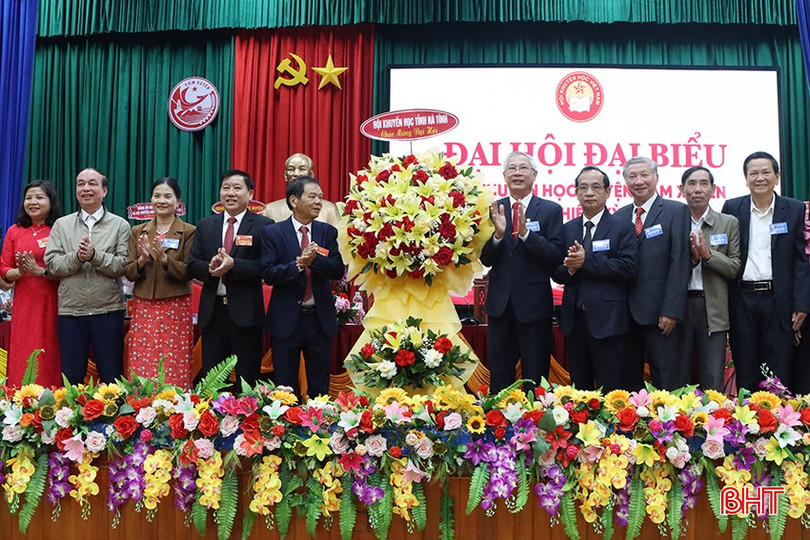 Lãnh đạo Hội Khuyến học tỉnh Hà Tĩnh tặng hoa chúc mừng đại hội. bqbht_br_6404.jpg
