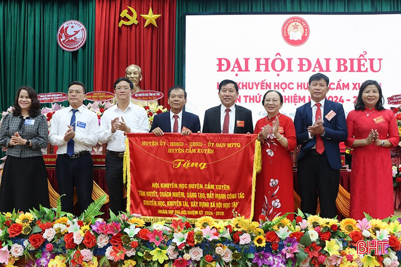 Lãnh đạo huyện Cẩm Xuyên tặng bức trướng Hội Khuyến học huyện Cẩm Xuyên "tâm huyết, trách nhiệm, sáng tạo, đẩy mạnh công tác khuyến học, khuyến tài, xây dựng xã hội học tập". bqbht_br_6429.jpg
