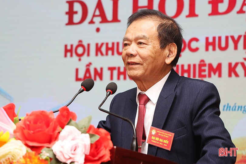 Chủ tịch Hội Khuyến học huyện Cẩm Xuyên nhiệm kỳ 2019 - 2024 Nguyễn Văn Tần báo cáo tổng kết hoạt động của hội. bqbht_br_6467.jpg