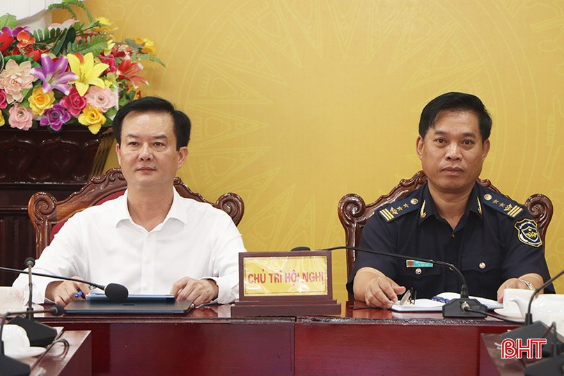 Phó Chủ tịch UBND tỉnh Trần Báu Hà, Chi cục trưởng Chi cục Hải quan khu vực XI Bùi Thanh San cùng chủ trì tại điểm cầu Hà Tĩnh. bqbht_br_4402.jpg